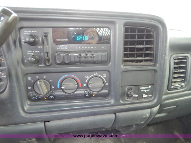 image for item H6941 2002 Chevrolet Silverado 2500 pickup truck