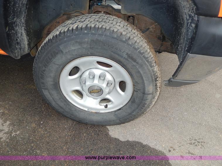 image for item H6941 2002 Chevrolet Silverado 2500 pickup truck