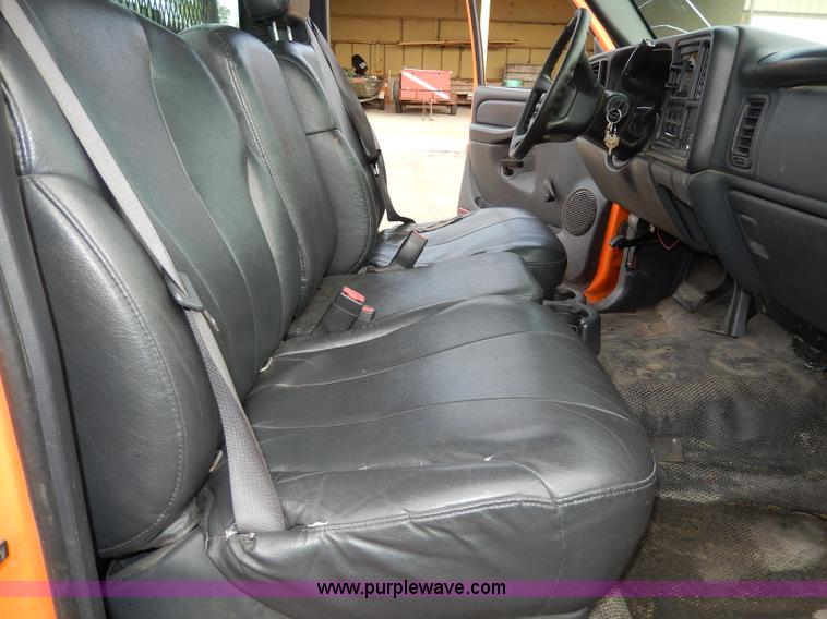 image for item H6941 2002 Chevrolet Silverado 2500 pickup truck