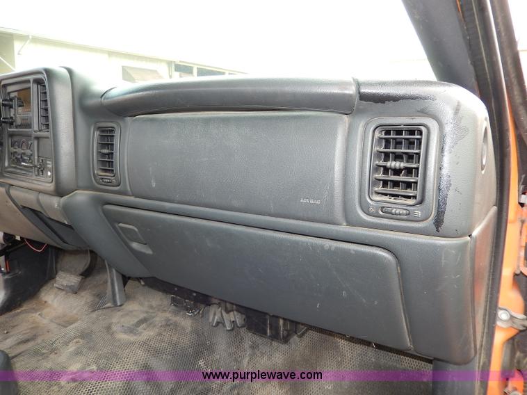 image for item H6941 2002 Chevrolet Silverado 2500 pickup truck