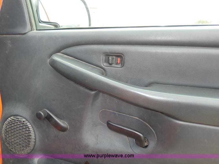 image for item H6941 2002 Chevrolet Silverado 2500 pickup truck