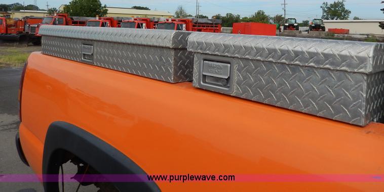 image for item H6941 2002 Chevrolet Silverado 2500 pickup truck