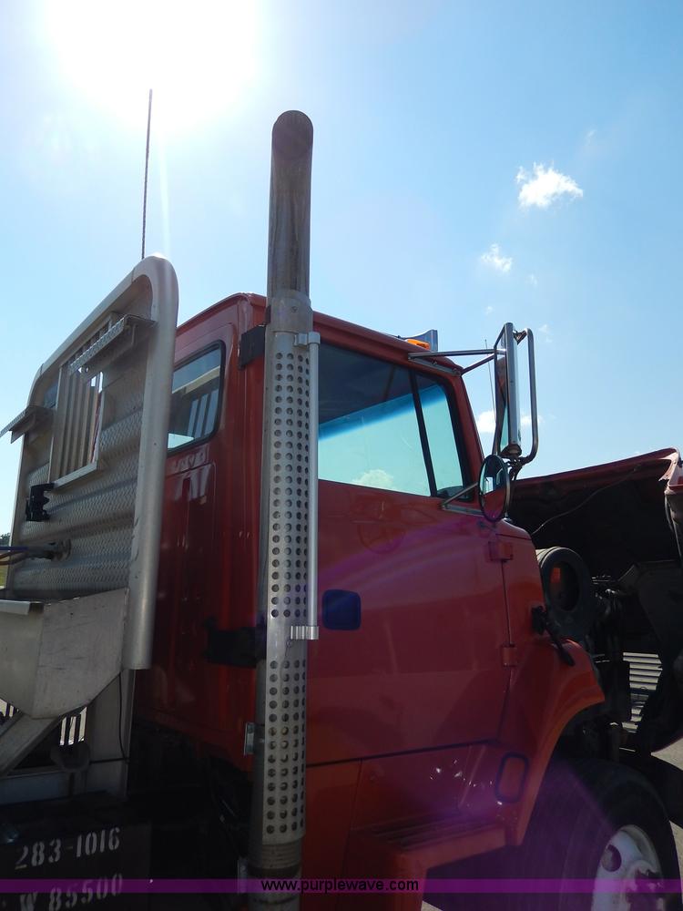 image for item H6945 1997 Ford LTS9000 semi truck