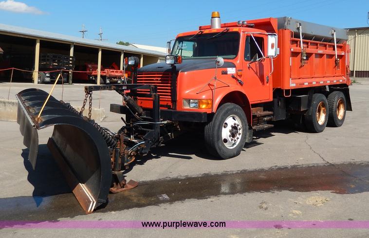 image for item H6946 1999 International 4900 dump truck