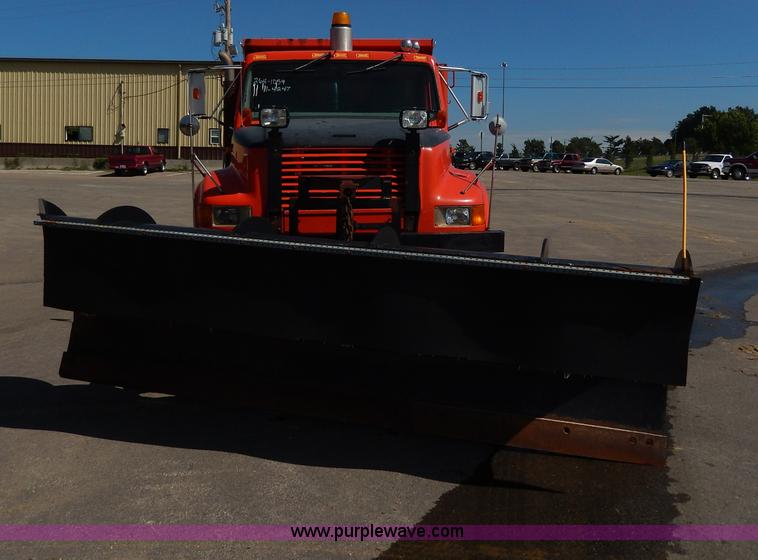 image for item H6946 1999 International 4900 dump truck