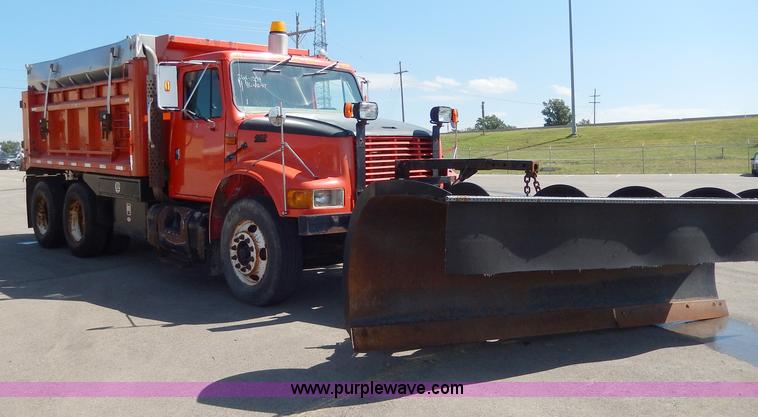 image for item H6946 1999 International 4900 dump truck