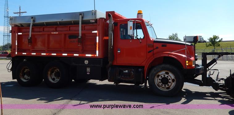 image for item H6946 1999 International 4900 dump truck