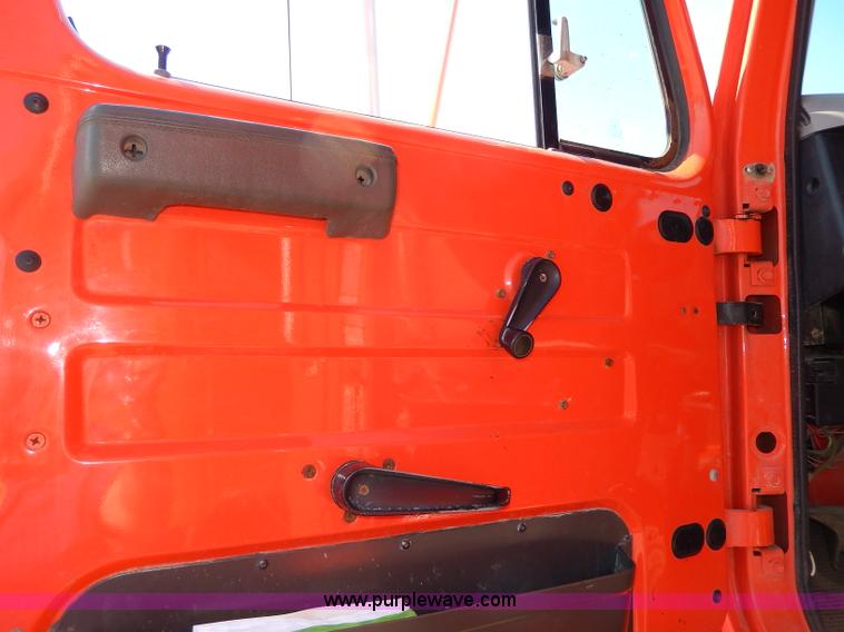 image for item H6946 1999 International 4900 dump truck