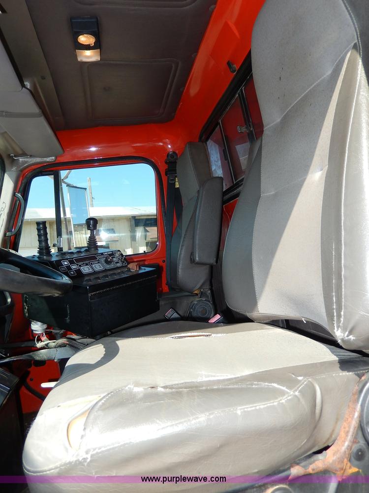 image for item H6946 1999 International 4900 dump truck