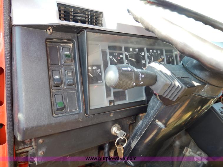 image for item H6946 1999 International 4900 dump truck