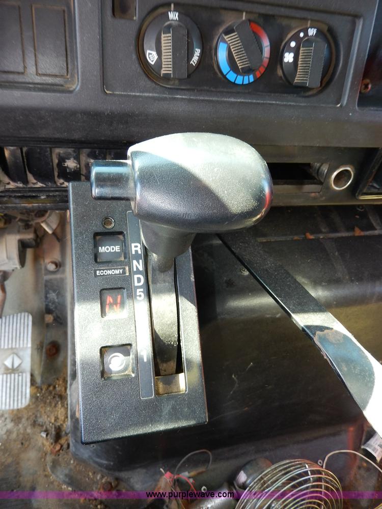 image for item H6946 1999 International 4900 dump truck