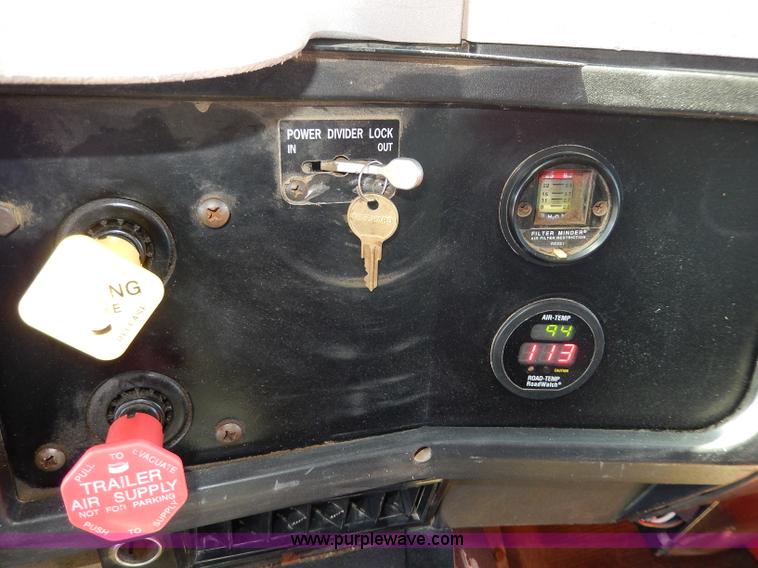 image for item H6946 1999 International 4900 dump truck