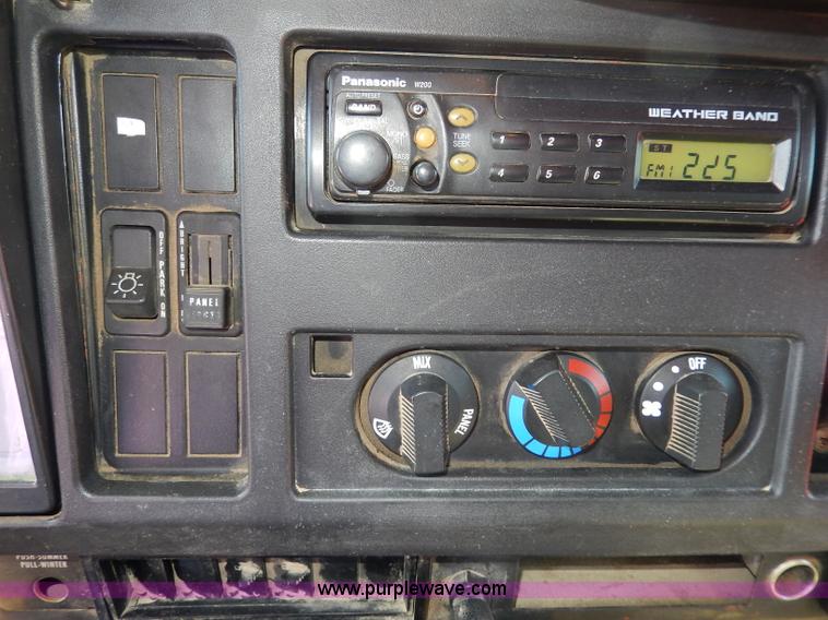 image for item H6946 1999 International 4900 dump truck