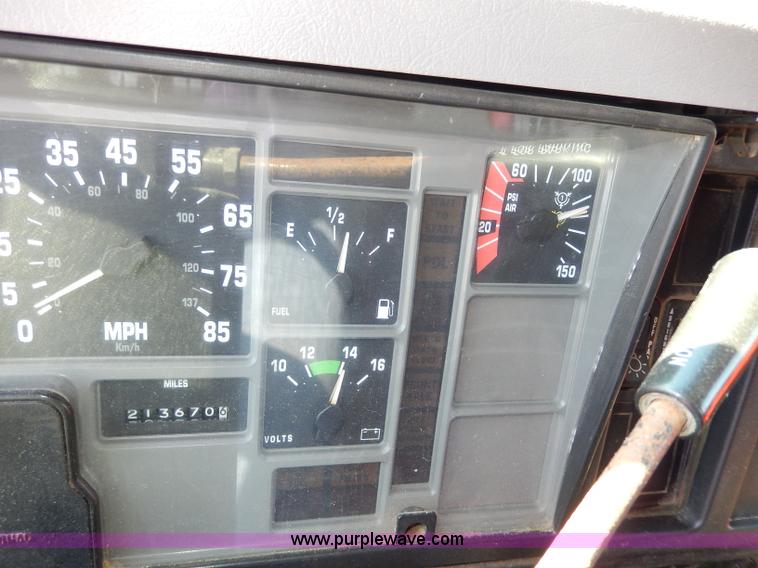 image for item H6946 1999 International 4900 dump truck