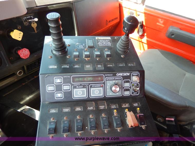 image for item H6946 1999 International 4900 dump truck