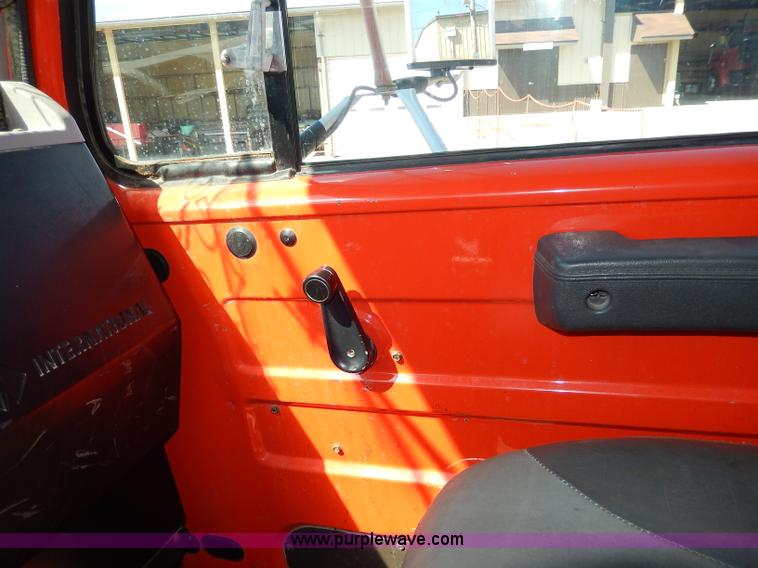 image for item H6946 1999 International 4900 dump truck