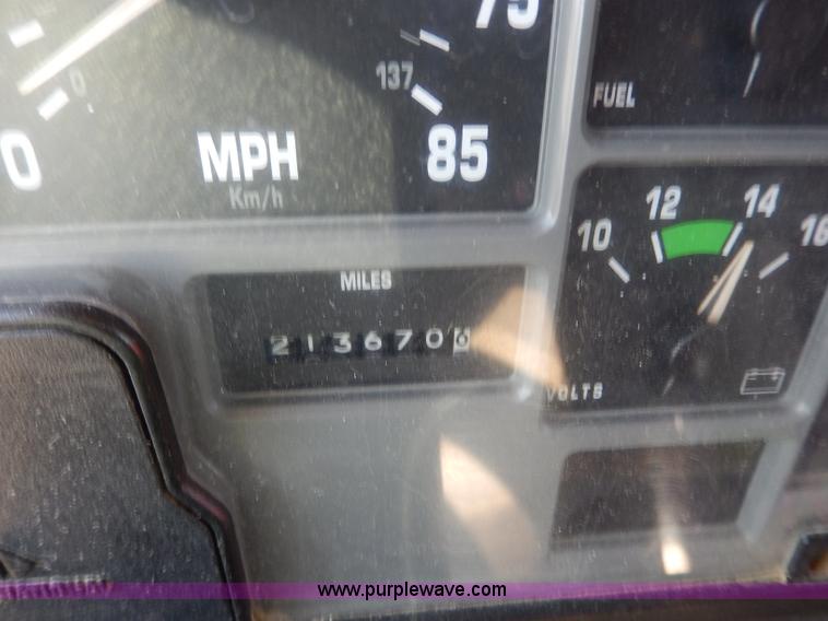 image for item H6946 1999 International 4900 dump truck