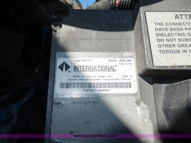 image for item H6946 1999 International 4900 dump truck