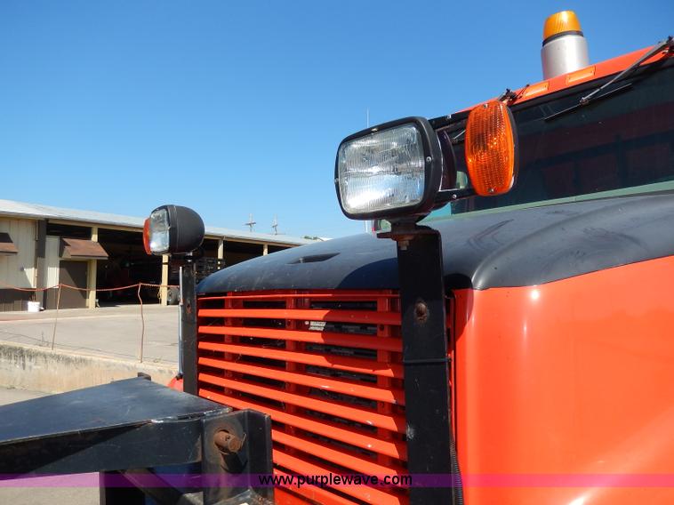 image for item H6946 1999 International 4900 dump truck