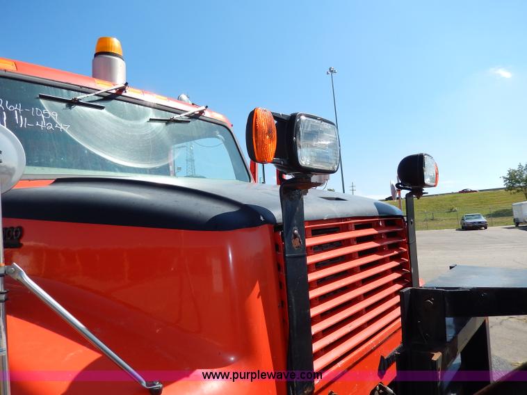 image for item H6946 1999 International 4900 dump truck