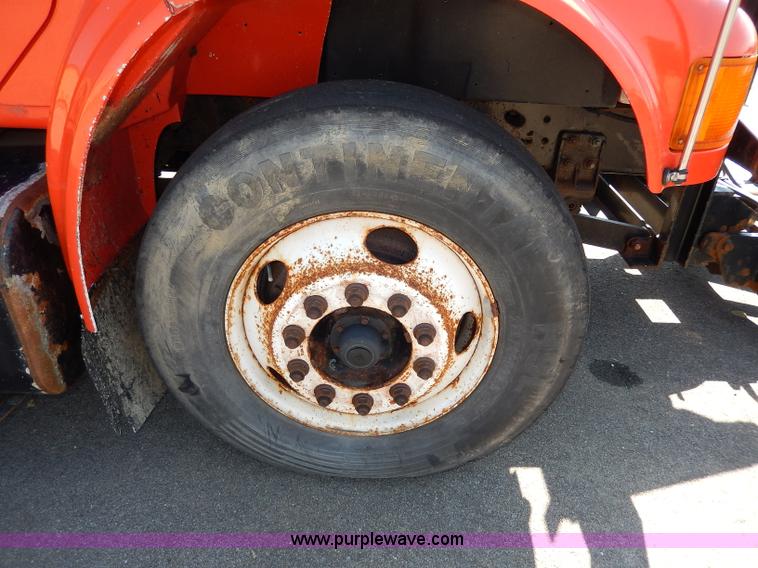 image for item H6946 1999 International 4900 dump truck