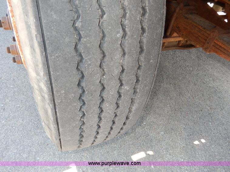 image for item H6946 1999 International 4900 dump truck