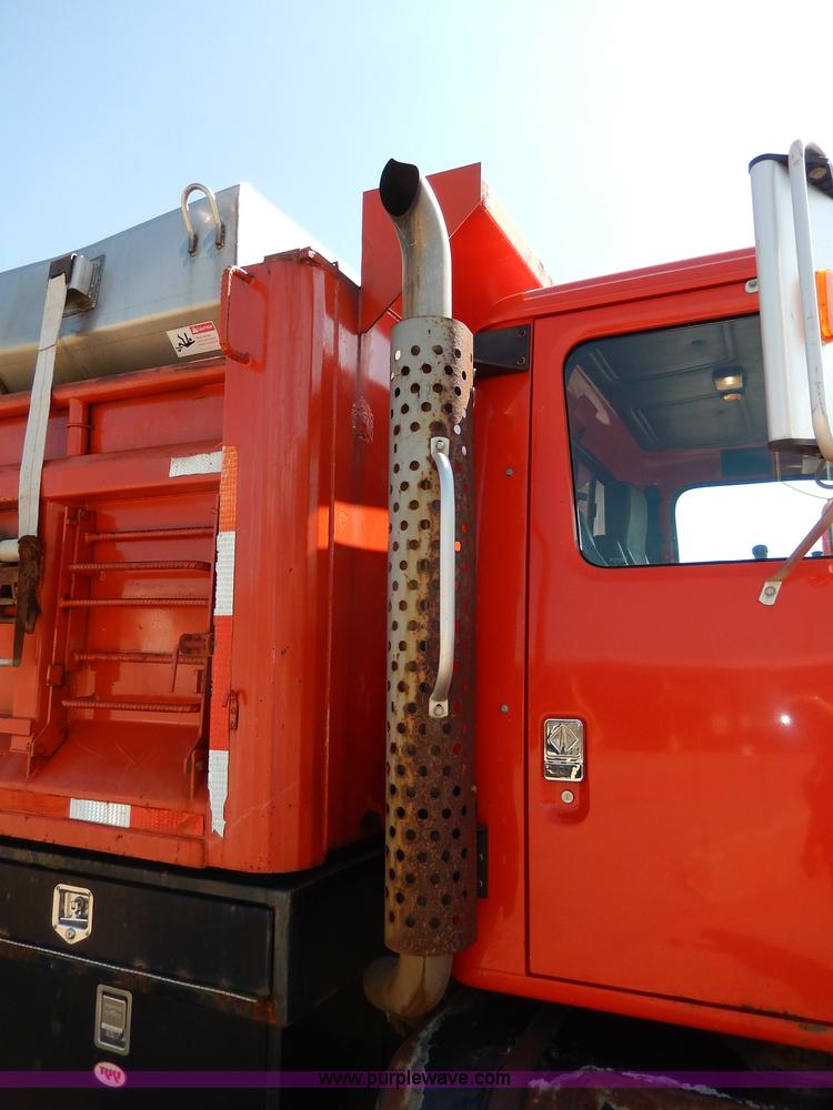 image for item H6946 1999 International 4900 dump truck