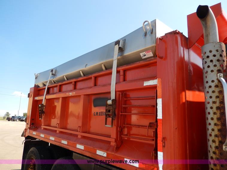 image for item H6946 1999 International 4900 dump truck