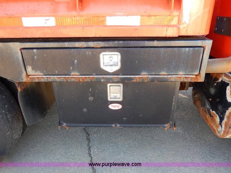 image for item H6946 1999 International 4900 dump truck