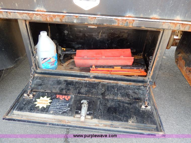 image for item H6946 1999 International 4900 dump truck