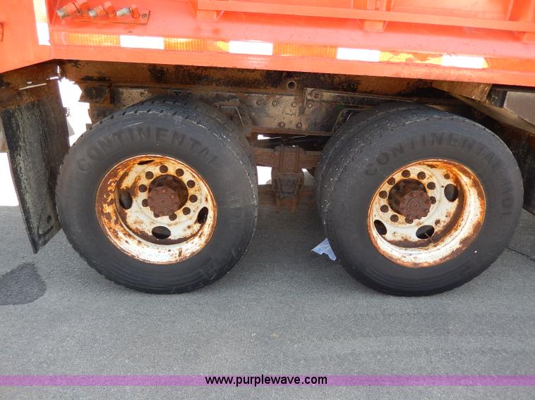 image for item H6946 1999 International 4900 dump truck