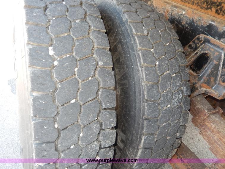 image for item H6946 1999 International 4900 dump truck