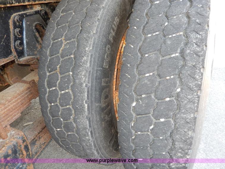 image for item H6946 1999 International 4900 dump truck