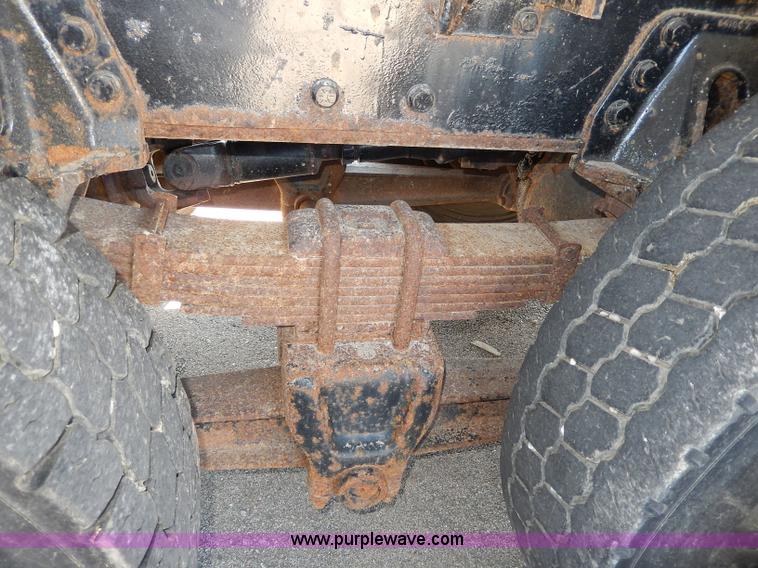 image for item H6946 1999 International 4900 dump truck