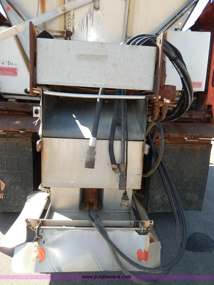 image for item H6946 1999 International 4900 dump truck