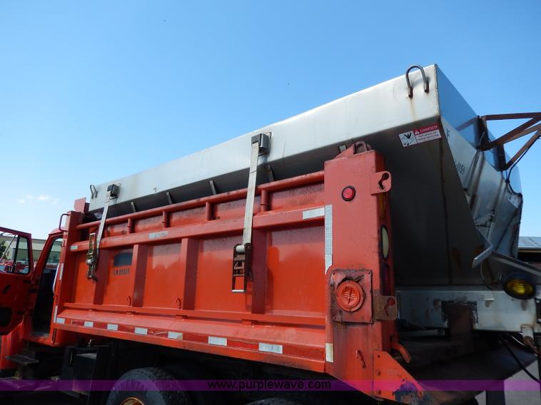 image for item H6946 1999 International 4900 dump truck