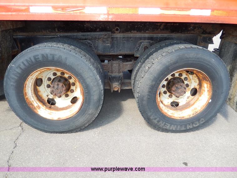 image for item H6946 1999 International 4900 dump truck