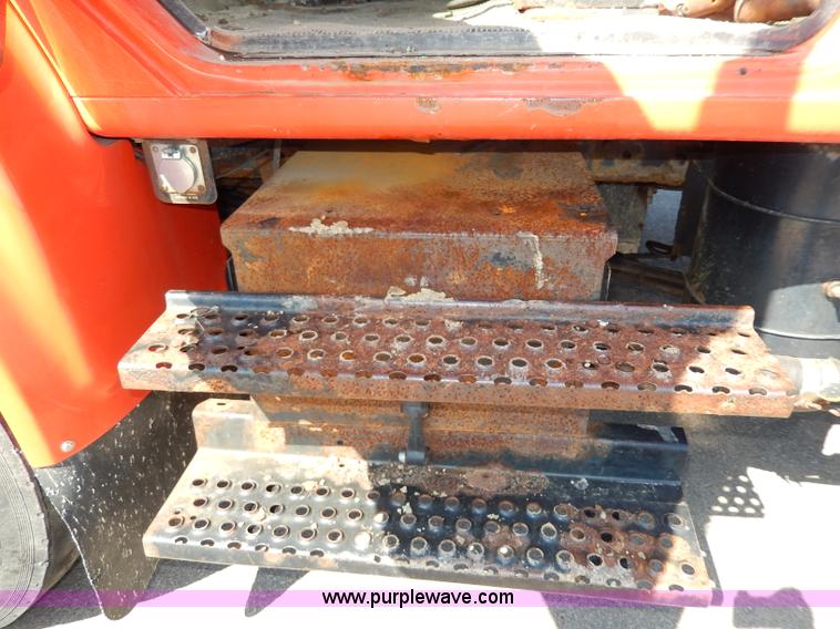 image for item H6946 1999 International 4900 dump truck