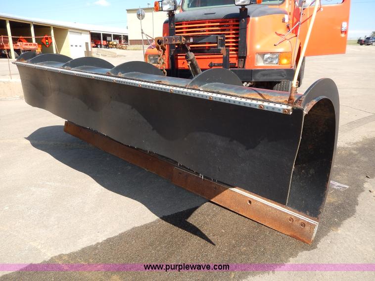 image for item H6946 1999 International 4900 dump truck