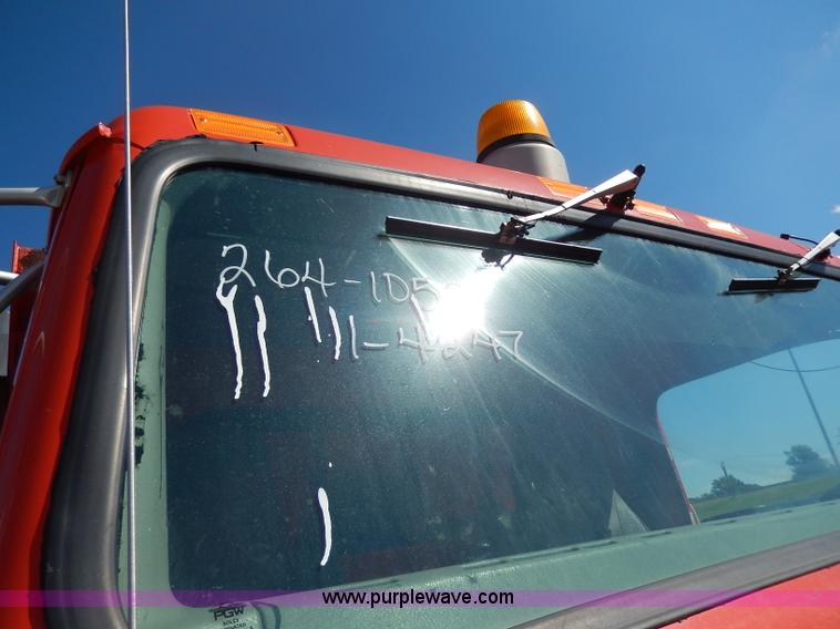 image for item H6946 1999 International 4900 dump truck