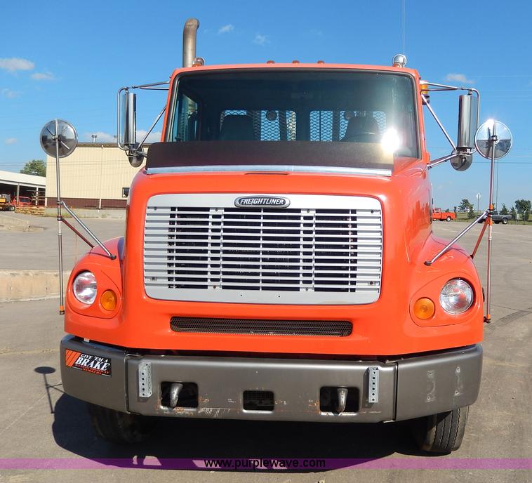 image for item H6947 2003 Freightliner FL112 semi truck