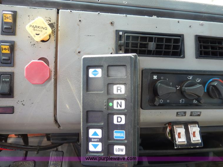 image for item H6947 2003 Freightliner FL112 semi truck