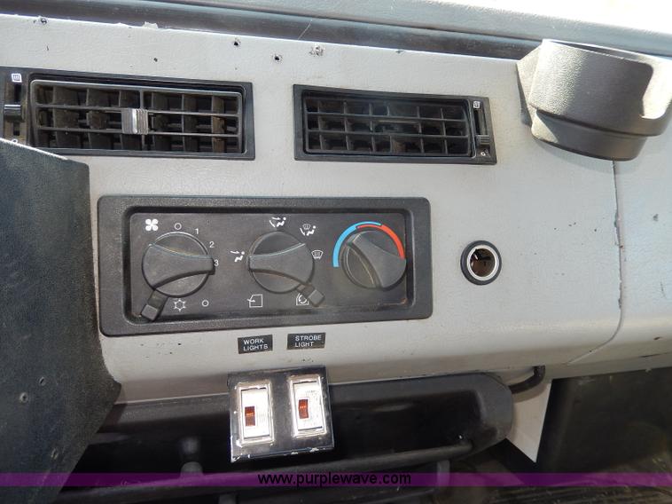 image for item H6947 2003 Freightliner FL112 semi truck