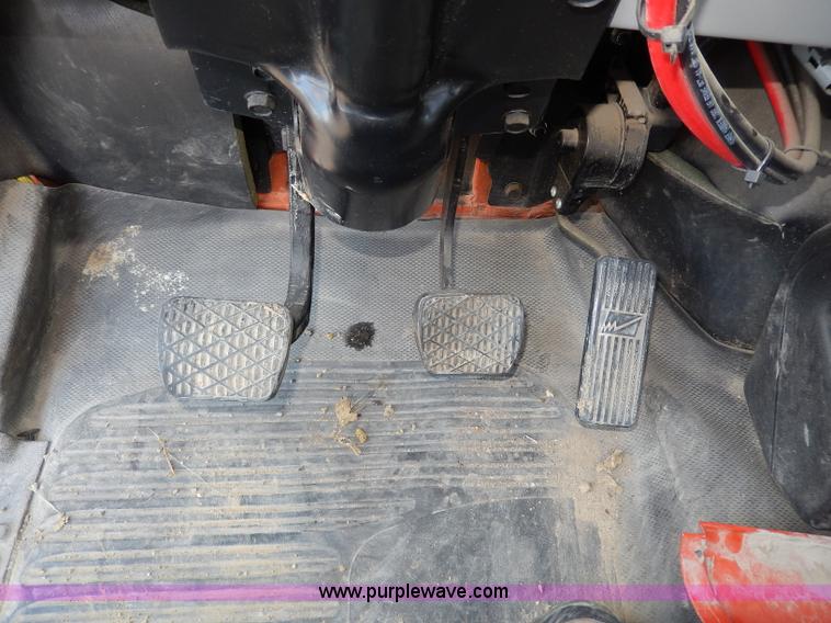 image for item H6947 2003 Freightliner FL112 semi truck