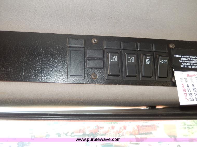 image for item H6947 2003 Freightliner FL112 semi truck