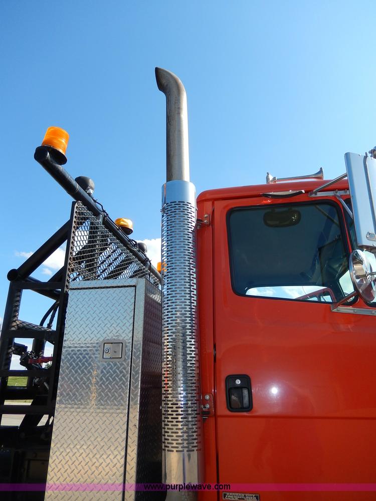 image for item H6947 2003 Freightliner FL112 semi truck