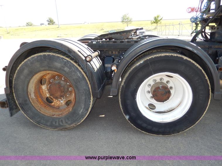 image for item H6947 2003 Freightliner FL112 semi truck