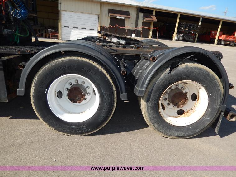 image for item H6947 2003 Freightliner FL112 semi truck