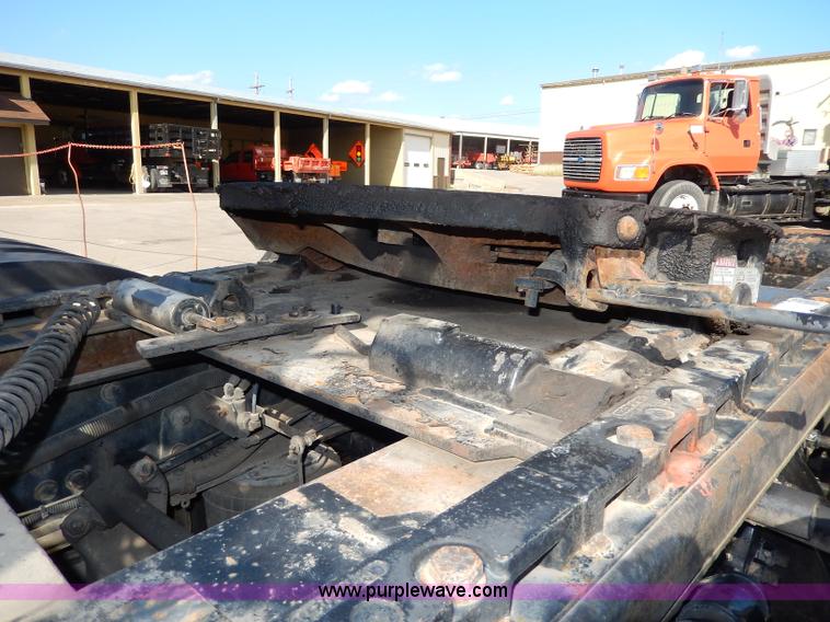 image for item H6947 2003 Freightliner FL112 semi truck