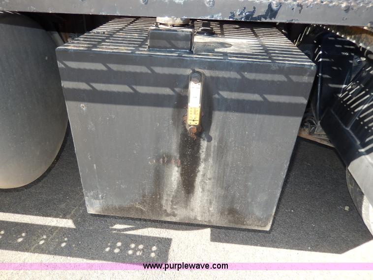 image for item H6947 2003 Freightliner FL112 semi truck